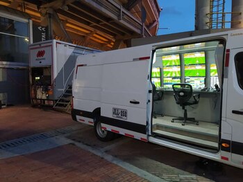 Unidad móvil del VAR ubicada