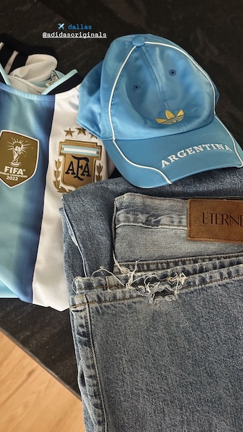 Camiseta de fútbol de Argentina con escudo de la AFA y parche FIFA World Champions 2022, gorra azul de Adidas, pantalón de mezclilla