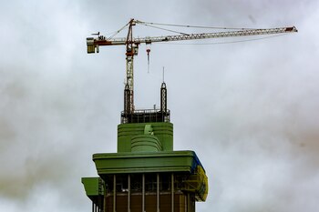 07-11-2020 Una grúa en la