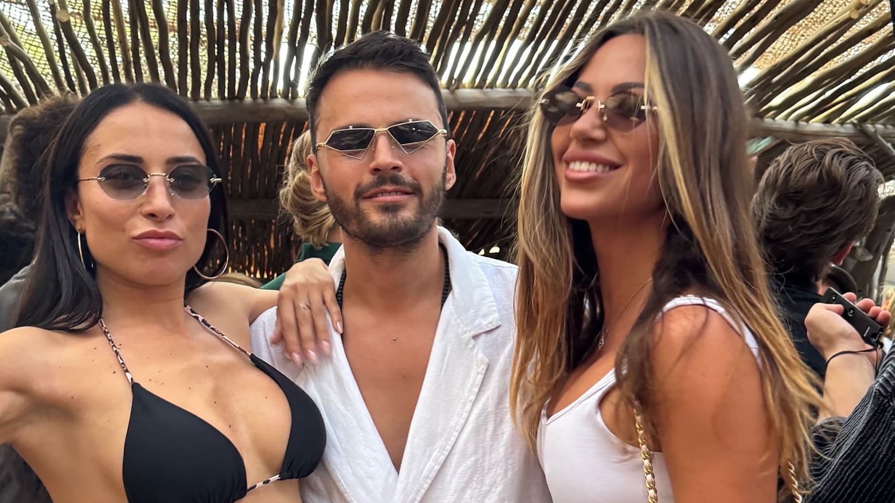 Deborah Ronchi (izquierda), Emanuele Buttini (centro) son los dueños de la agencia del escándalo (Instagram)