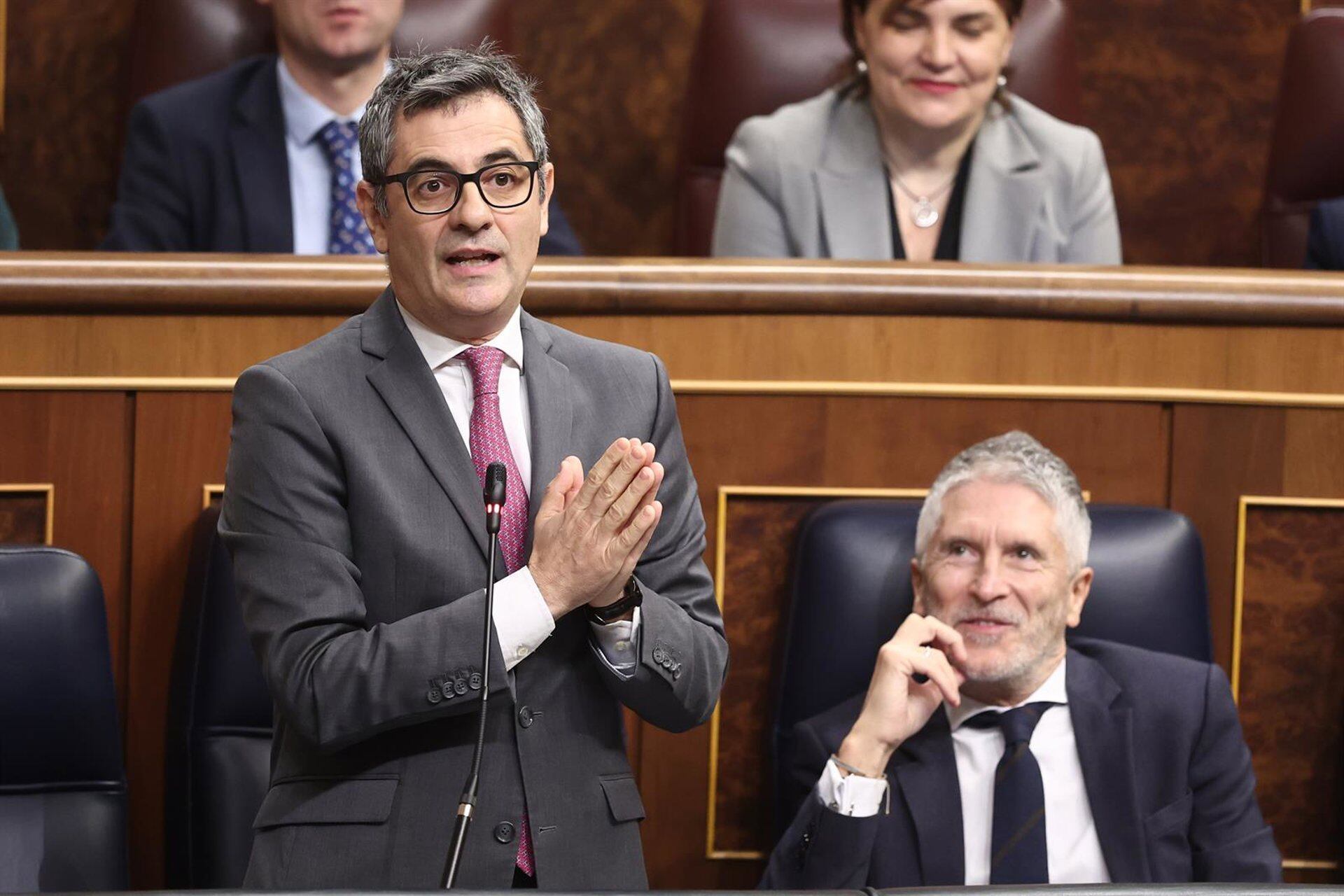 El PP tilda al PSOE de «Gobierno del 2%» y Bolaños pide distinguir entre personas honradas y las de indicios criminales