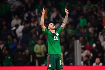 Luis Chávez de México celebra