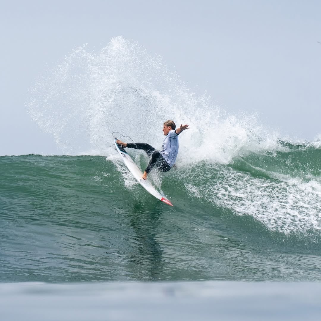 Thiago Passeri intenta domar una ola en el Mundial Junior de Perú, donde se quedó con la medalla de plata en la categoría U16 (@isasurfing)