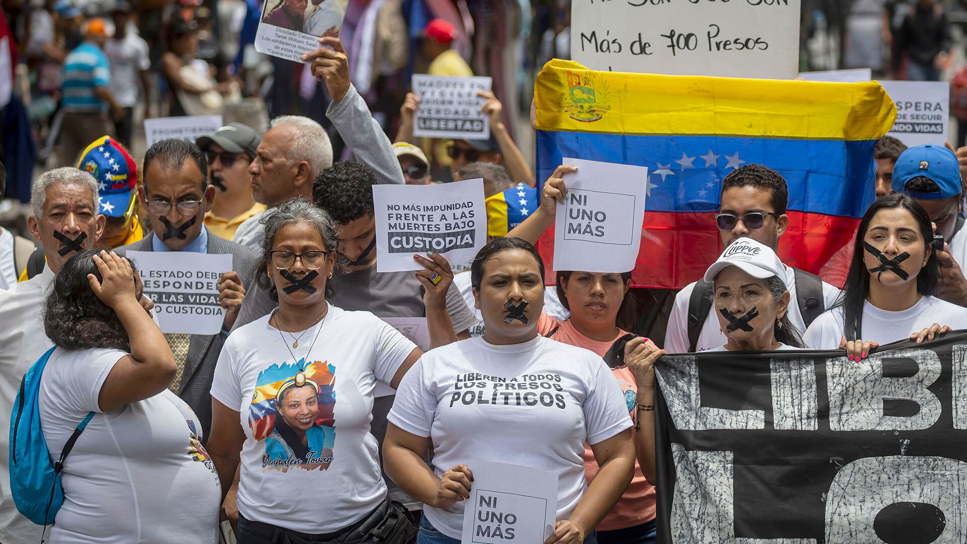 FOTODELDÍA AME3463. CARACAS (VENEZUELA), 20/05/2026.- Personas se manifiestan de manera silenciosa para exigir justicia y la libertad de los presos políticos este miércoles, en Caracas (Venezuela). EFE/ Miguel Gutiérrez