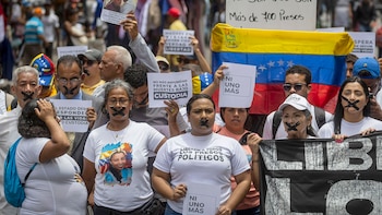Familias marcharon en silencio en Caracas para pedir justicia por la muerte de presos políticos