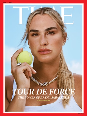 Portada de la revista TIME. Aryna Sabalenka con pelota de tenis, anillo, collar y pendientes. Títulos: 'TOUR DE FORCE', 'THE POWER OF ARYNA SABALENKA'