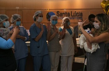 Los aplausos del personal del