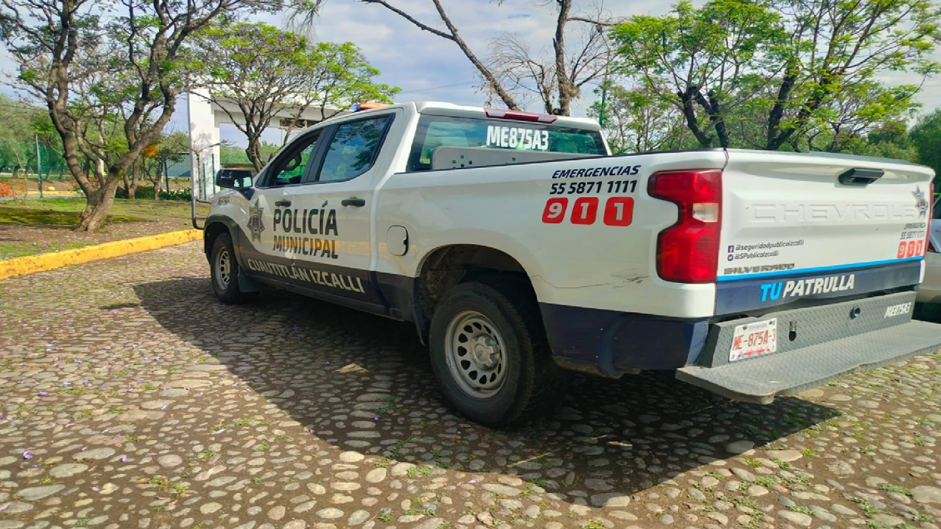 Detienen y amarran a árbol a mujer por presunto robo en calles de Cuautitlán Izcalli (Jorge Contreras/Infobae México)