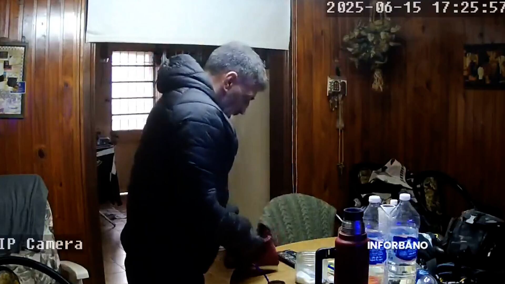 Uno de los delincuentes se colocó justo en frente de la cámara.