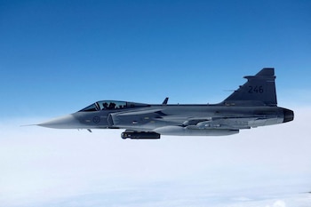 FOTO DE ARCHIVO: Un caza Saab JAS 39 Gripen de la Fuerza Aérea Sueca vuela durante una jornada para los medios de comunicación, ilustrando cómo la Policía Aérea de la OTAN salvaguarda el espacio aéreo de los Aliados en la región norte y noreste de la Alianza, el 4 de julio de 2023
REUTERS/Piroschka van de Wouw/Archivo