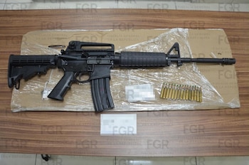 Vinculan a proceso a ocho personas detenidas con más de 50 kilos de drogas y armas de uso exclusivo del ejercito en Tabasco. FGR