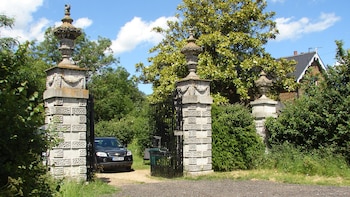 Stanwell Place, la mansión abandonada al lado del aeropuerto de Londres que fue residencia de un rey