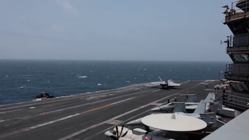Marineros de EEUU realizan operaciones de vuelo a bordo del USS George H.W. Bush