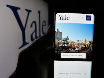 La investigación revela que Yale mantuvo sus patrones de preferencias raciales incluso tras el fallo de la Corte Suprema de 2023 (Europa Press).