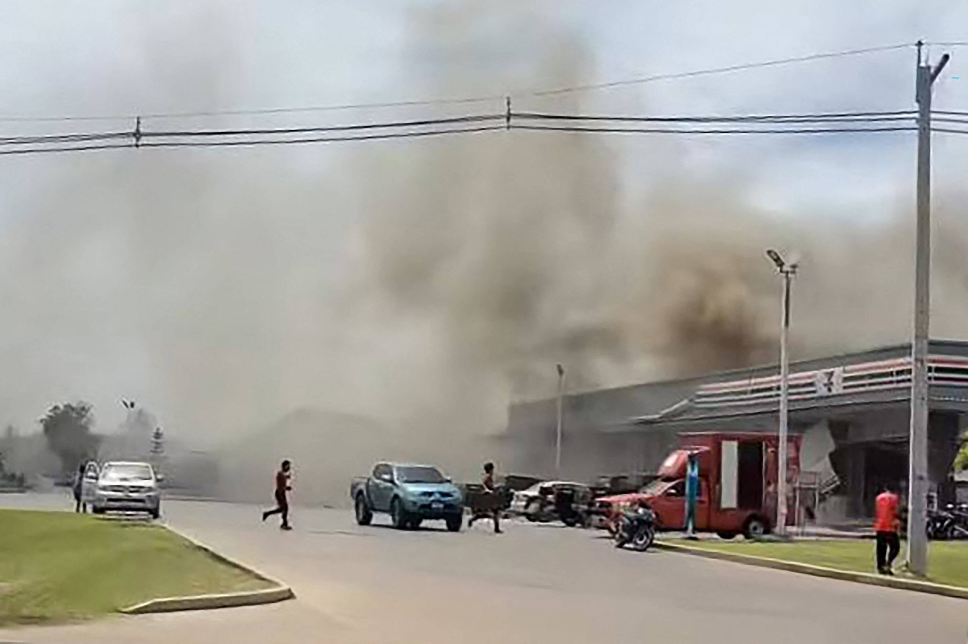 Esta captura de pantalla de un video de UGC, tomada y publicada en Facebook por Chatchak Ratsamikaeo el 24 de julio de 2025, muestra una columna de humo saliendo del techo de una tienda de conveniencia junto a una gasolinera en la provincia de Sisaket tras ser alcanzada por un cohete desde Camboya. (Foto cortesía del usuario de Facebook Chatchak Ratsamikaeo / AFP)