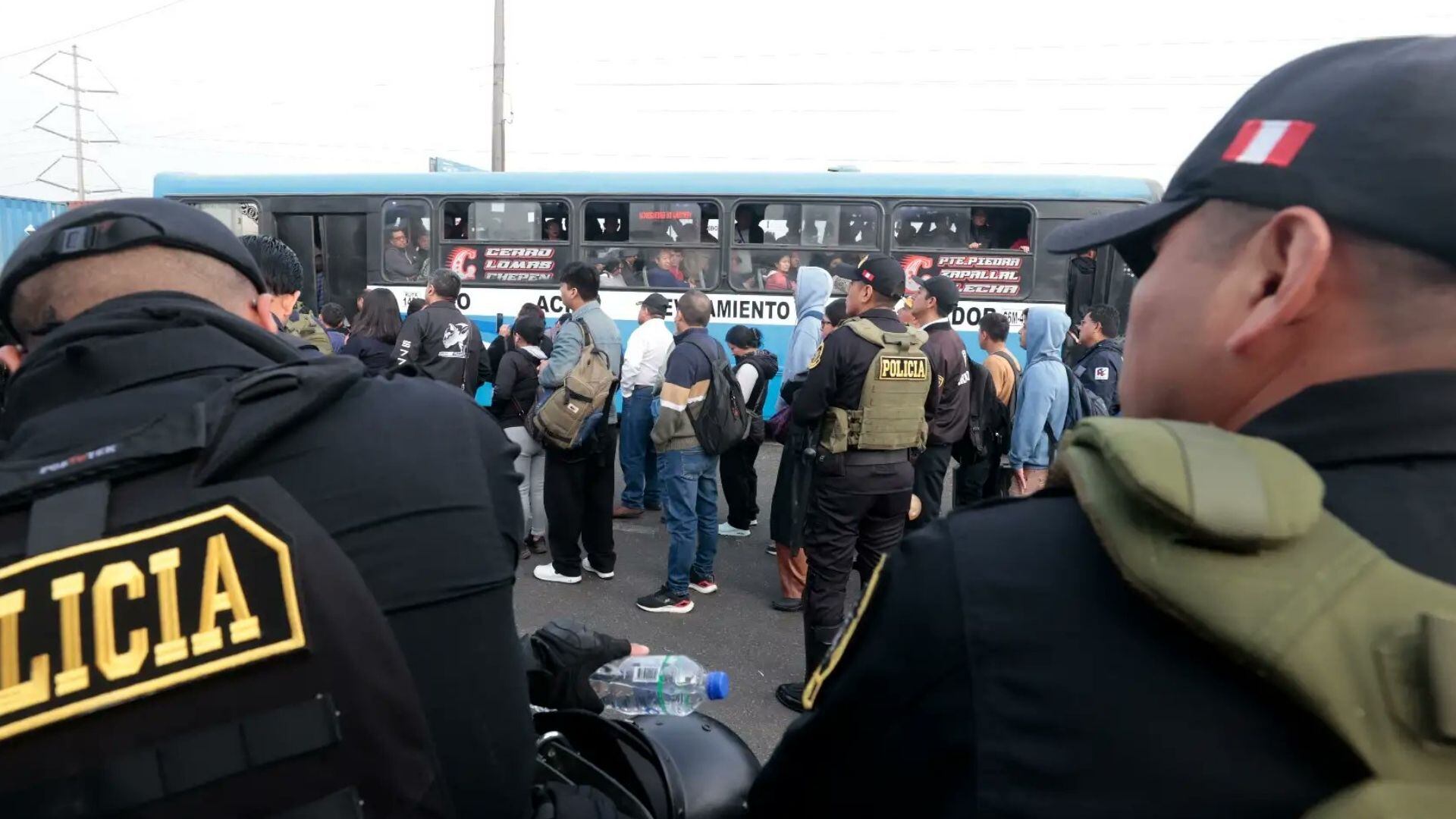 La Policía Nacional impidió el avance de los transportistas que buscaron llegar a la avenida Acho para protestar contra la inseguridad | Foto: Agencia Andina