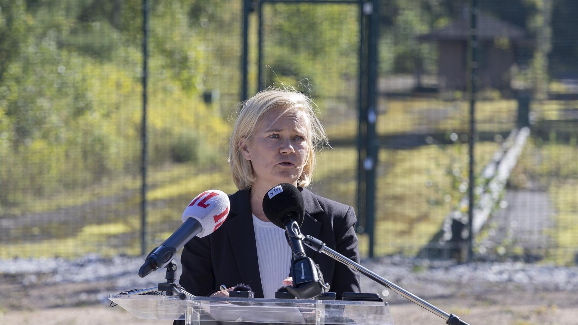 Mari Rantanen, ministra del Interior de Finlandia, en el acto por la finalización de la valla en la frontera con Rusia. (EP)