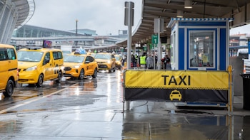 Pasajeros que llegan a las terminales 5 y 7 de JFK ya no pueden tomar Uber o Lyft en la puerta: dónde deben ir para ser recogidos