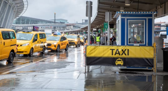 Nueva York y Nueva Jersey aplicarán multas, incautaciones y cinco puntos en la licencia a los conductores sin permiso para frenar la reincidencia en los aeropuertos (JFK Aeropuerto)