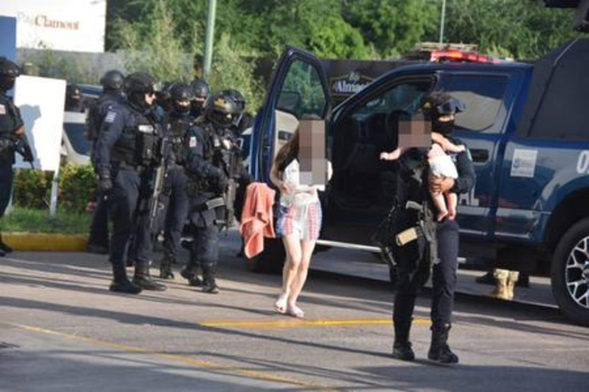 Policías estatales ayudaron a salir de la zona de la balacera a una mamá con su bebé. Foto: @AdrianLopezMX