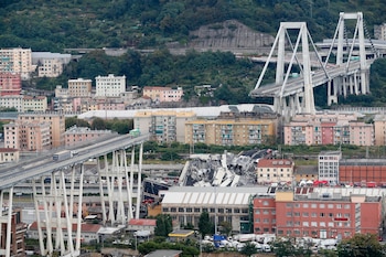 Autos bloqueados sobre el puente Morandi tras el derrumbe de un tramo de la estructura, el 14 de agosto de 2018 en Génova (AP Foto/Antonio Calanni/archivo)