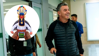 “Un muñeco para otro muñeco”: qué significa el particular regalo que recibió Marcelo Gallardo al llegar a Ecuador