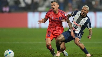 Charles Aránguiz en una disputa