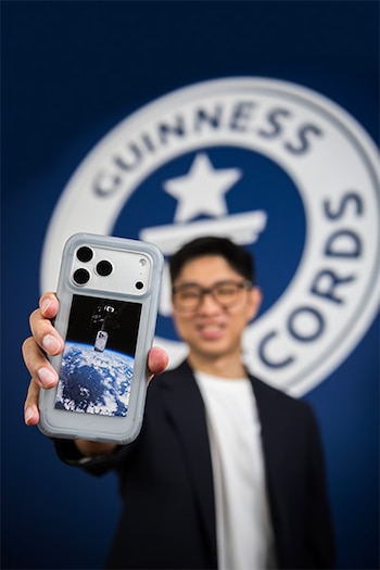 La funda que protegió un móvil durante una caída desde la estratósfera - crédito Guinness World Records