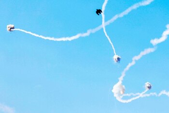 El sistema antimisiles israelí Cúpula de Hierro intercepta cohetes lanzados desde la Franja de Gaza, visto desde Sderot, en el sur de Israel. (REUTERS/Ronen Zvulun)