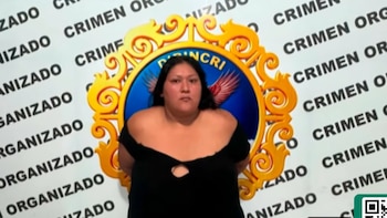 Una mujer con prenda negra posa frente a un fondo blanco con el logotipo de la DIRINCRI y la frase Crimen Organizado