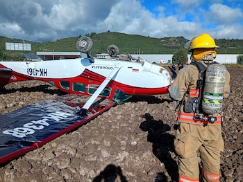 Los dos ocupantes, dedicados a una misión de fotografía aérea, fueron atendidos conscientes por personal de Sesquilé y rechazaron ir al hospital mientras las autoridades aseguraban la zona - crédito Bomberos Cundinamarca
