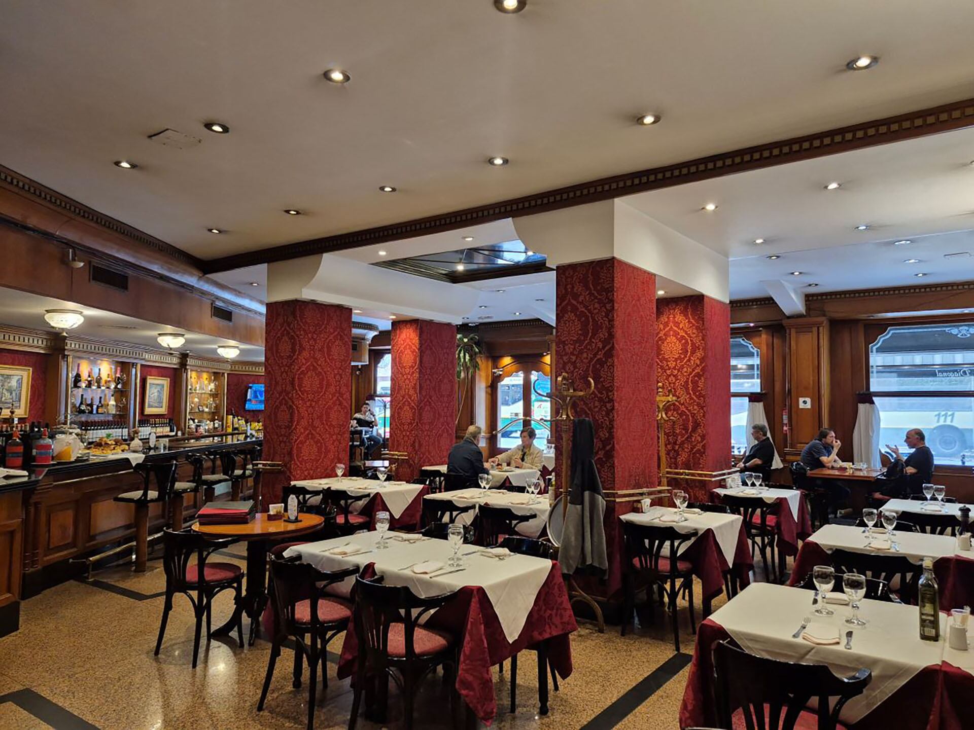 La apertura de la Avenida Diagonal Norte transformó el trazado urbano porteño, rompiendo con la cuadrícula histórica de la ciudad