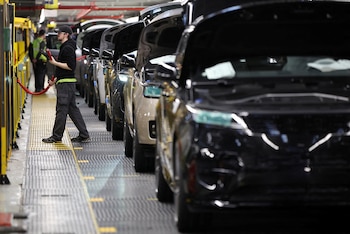Land Rover retiró 15.000 vehículos en Estados Unidos por un defecto en la cámara de reversa que puede afectar la seguridad al maniobrar marcha atrás (REUTERS/Phil Noble/File Photo)