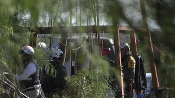 Los cuerpos de rescate siguen