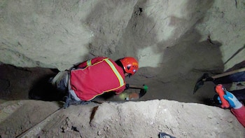 Un rescatista de Bomberos excava