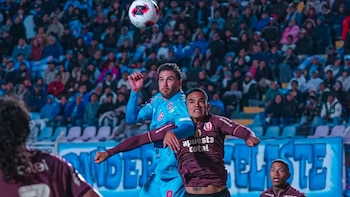 Facundo Castelli ganándole la posición a Anderson Santamaría para sellar goleada ante Universitario. - Crédito: Deportivo Garcilaso