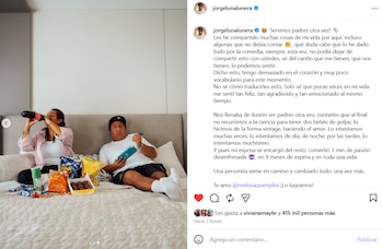 Captura de pantalla de Instagram con la foto de un hombre y una mujer en una cama rodeados de golosinas y una prueba de embarazo