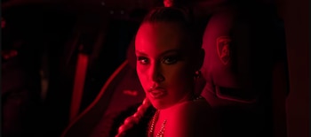 Lo que distingue a Wanna en la escena colombiana es su enfoque integral: articula su formación escénica, identidad estilística y narrativa para trascender géneros.