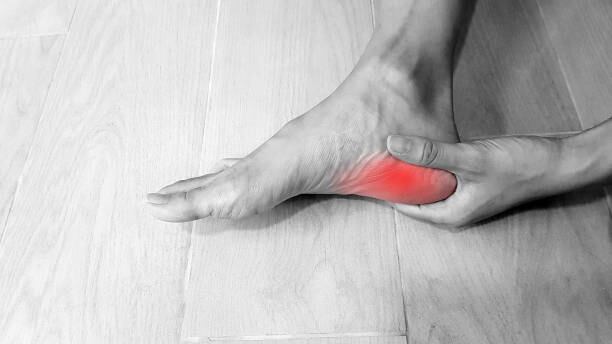 El uso de calzado doméstico sin soporte se asocia con mayor riesgo de fascitis plantar. Foto: (iStock)