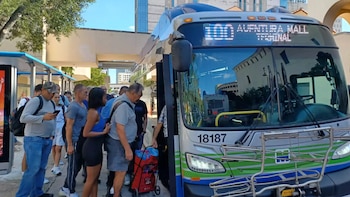 Miami-Dade elimina 12 rutas de autobús y recorta horarios nocturnos en el presupuesto aprobado en primera votación