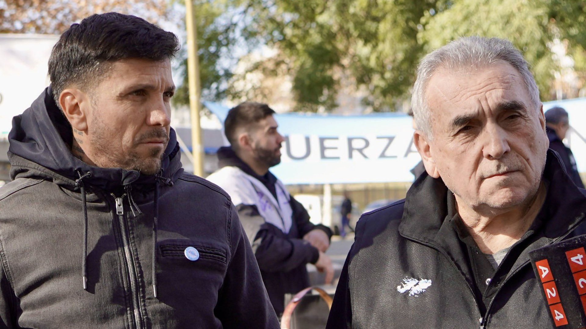 Juan Carlos Schmid y Juan Pablo Brey, de la CATT, durante las ollas populares en Villa Constitución