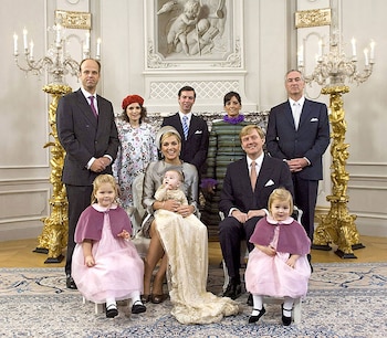 Inés Zorreguieta en la foto familiar del bautismo de Ariane, junto con su hermana Máxima, su cuñado Guillermo y sus tres sobrinas, Amalia, Alexia y Ariane, su ahijada