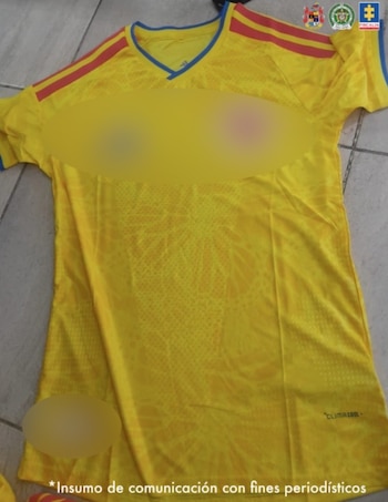 Los allanamientos por falsificación de prendas deportivas del Mundial permitieron incautar 4.223 artículos falsos, 11.353 logotipos y 2.150 escudos de la Federación Colombiana de Fútbol - crédito Fiscalía General de la Nación