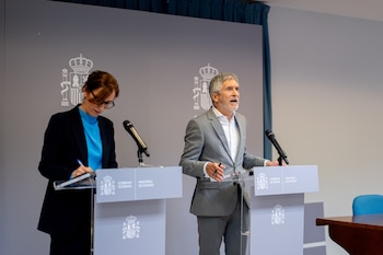 La ministra de Sanidad, Mónica García (i), y el ministro de Interior,Fernando Grande-Marlaska (d), durante una rueda de prensa, en la sede del Ministerio de Sanidad, a 9 de mayo de 2026, en Madrid (España). (Gabriel Luengas/Europa Press)