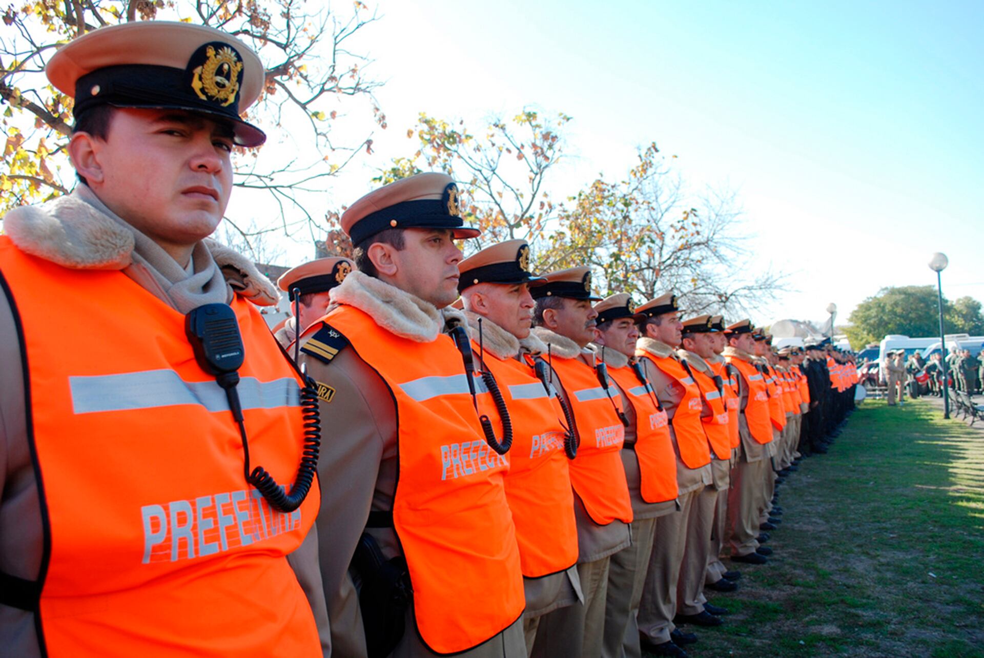 Efectivos de Gendarmería Nacional y Prefectura Naval custodiaban las fronteras y vías navegables (Foto NA)