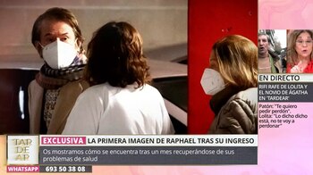 Raphael habla con una de