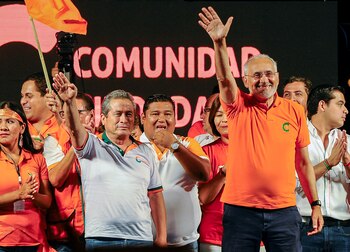 Gustavo Pedraza junto a Carlos Mesa en un acto de campaña de octubre de 2019 (REUTERS/Enrique Canedo)