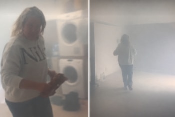 Una mujer atraviesa una densa nube de humo para rescatar unas tostadas quemadas (TikTok)