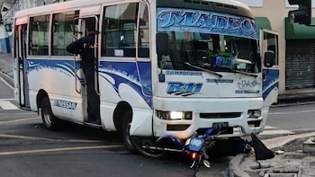 El Salvador: Un agente municipal falleció tras accidente vial en el centro de San Salvador
