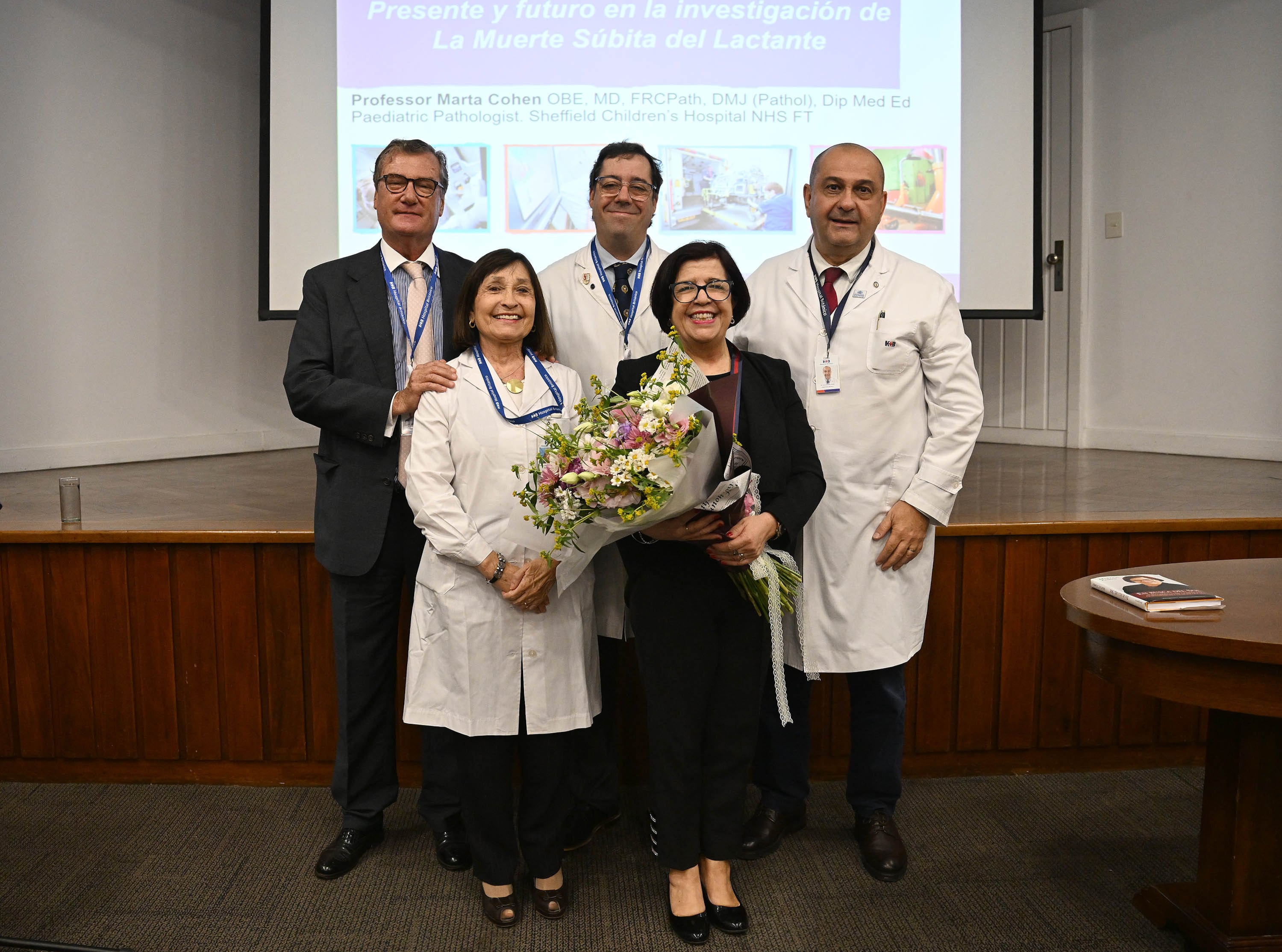 Marta Cohen recibió la distinción en una ceremonia de la cual formaron parte Alan Arntsen, presidente de la Comisión Directiva, Pablo Young, director de Docencia e Investigación, Alejandro Kohn, Director Médico del Hospital Británico, y María Teresa García de Dávila, directora del biobanco (Maximiliano Luna)